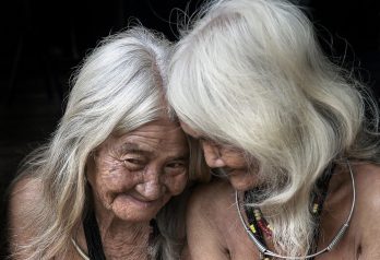 Comment prendre soin de ses cheveux blancs